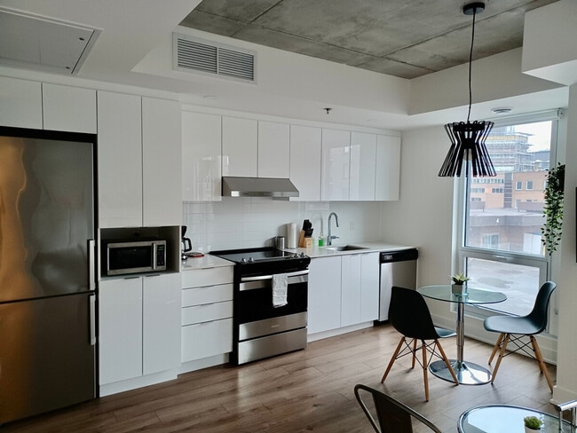 Building Photo - 1659 Rue Saint-Christophe