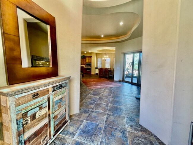 Foto del edificio - Beautiful Fully Furnished home in an Exclu...