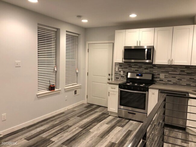 Foto del edificio - 1 br, 1 bath Duplex - 34 Farragut Street 1R