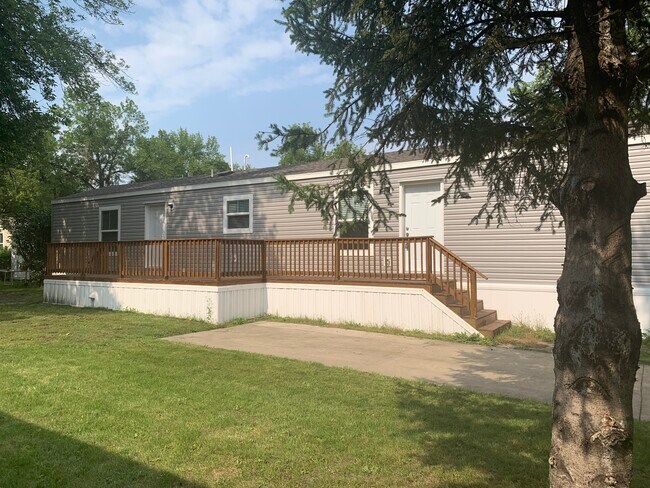 Building Photo - 2423 Estabrook Dr