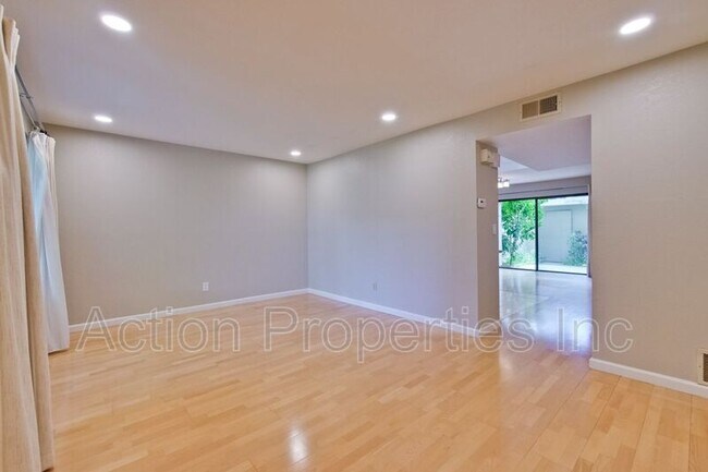 Building Photo - 1247 Crescent Terrace