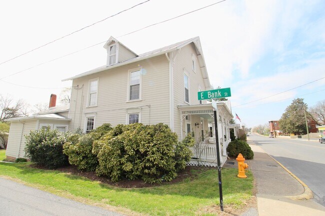 Building Photo - Charming 3 bedroom, 2 bath Historic Downto...