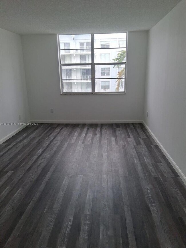 Foto del edificio - 492 NW 165th St