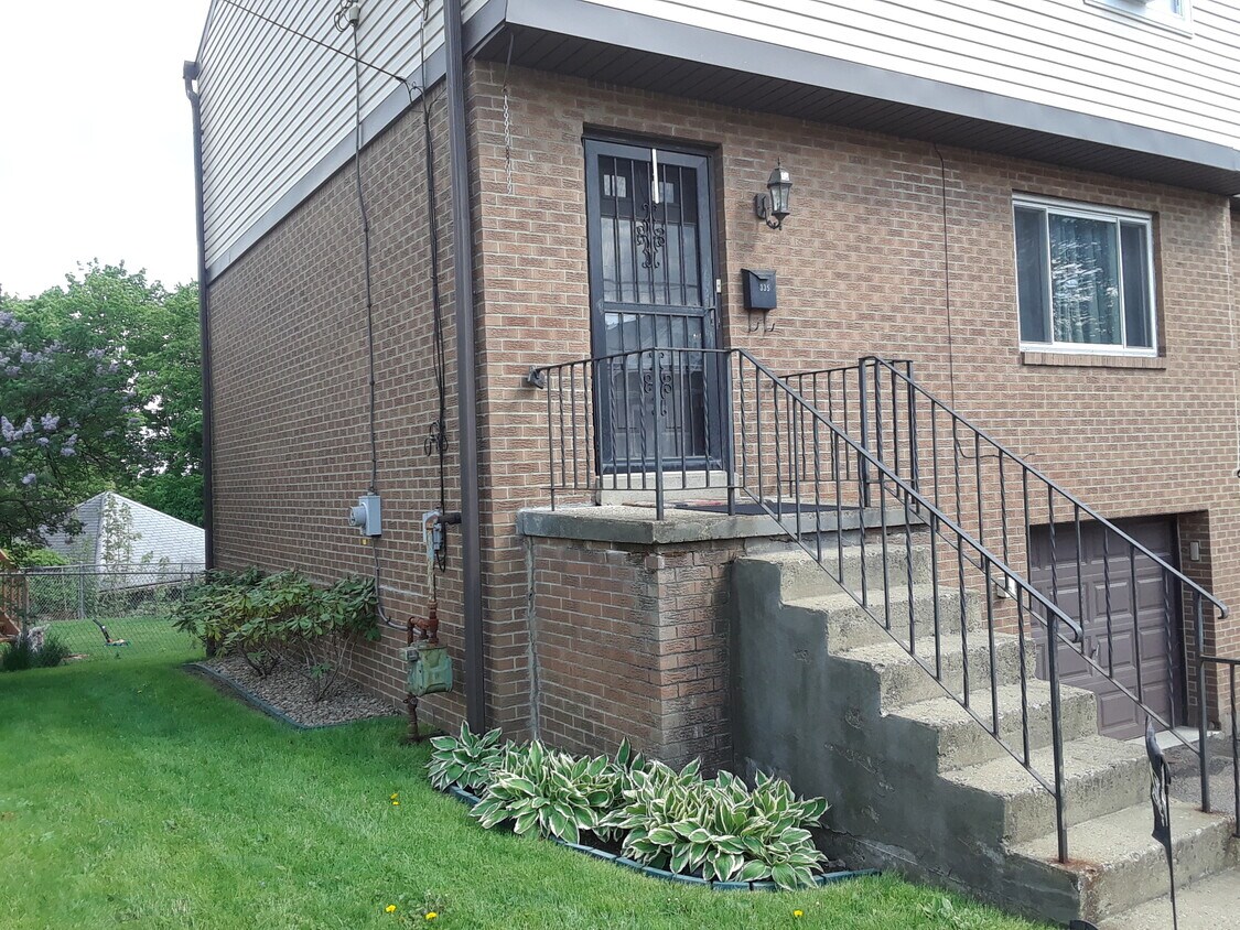 Front entrance - 335 Ridgewood Ave