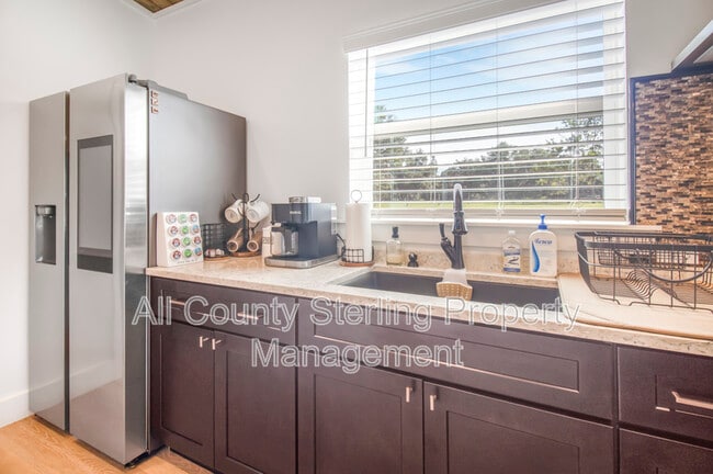 Building Photo - 347 SW Skyle Way