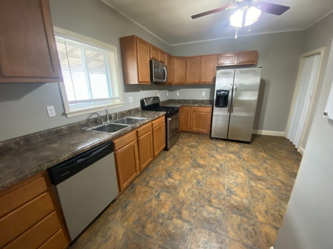 Foto principal - 4BR/2BA - Close to shopping, campus, downt...
