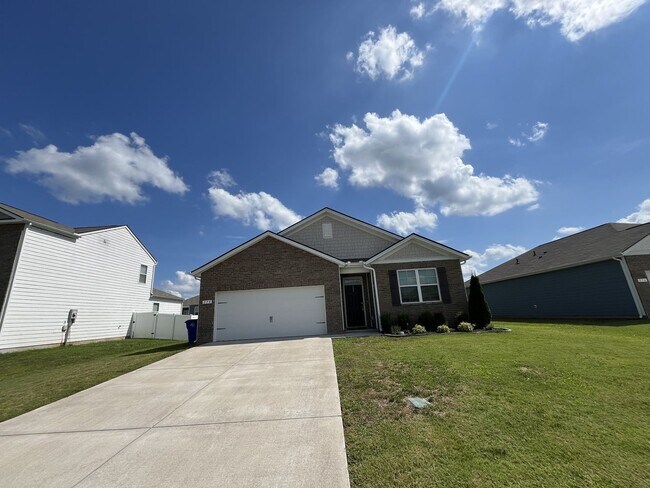 Foto del edificio - 4-Bedroom w/ Open Layout & Community Perks