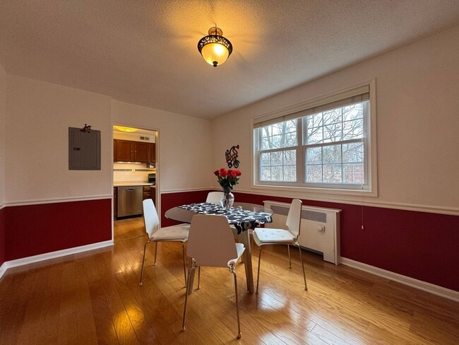 Foto del edificio - Fully Furnished 2 Bed 2 Bath Condo In Serene Arlington Oaks