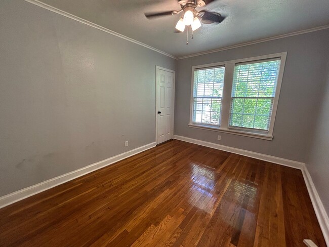 Building Photo - Updated Broadmoor 3 Bedroom