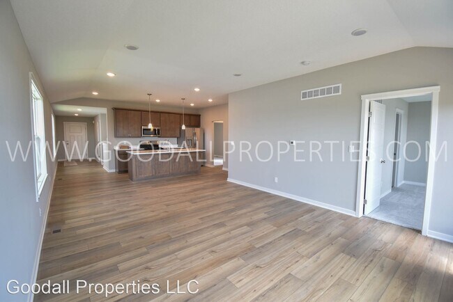 Building Photo - 3 br, 3 bath House - 1100 NW Yorktown Dr