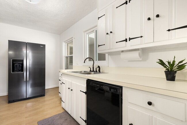 Building Photo - 2042 Shady Ln