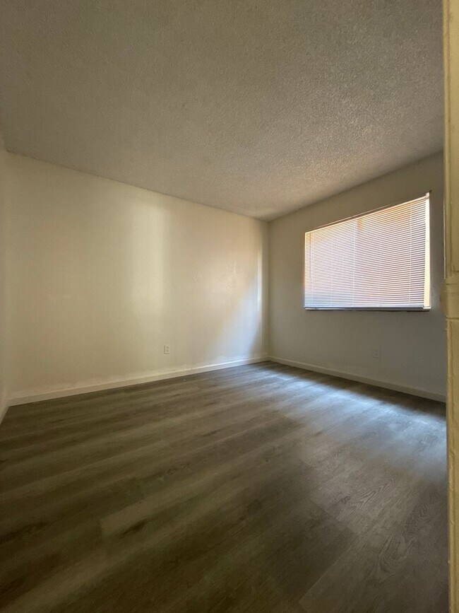 Foto del edificio - 9001-9005 Stacey Ct