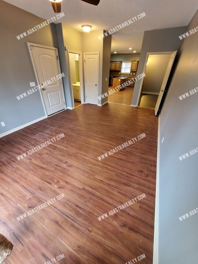 Foto del edificio - Beautiful Updated Townhome in Downtown KCK-Coming SOON!!