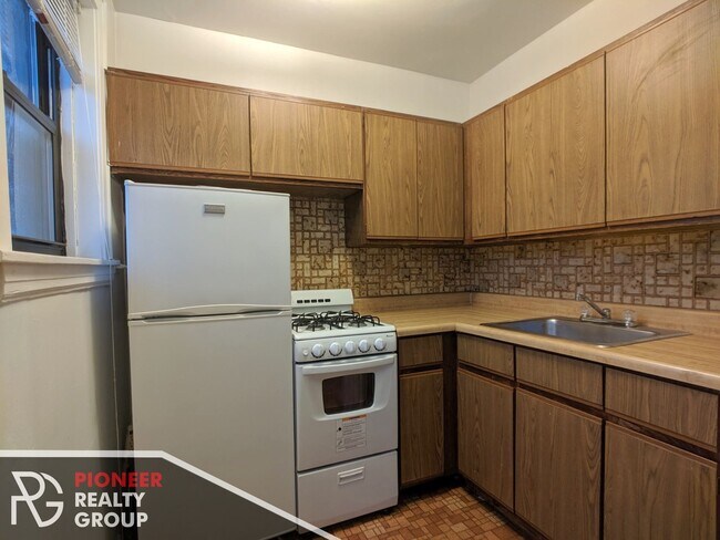 Foto del edificio - 737 W Belmont Ave