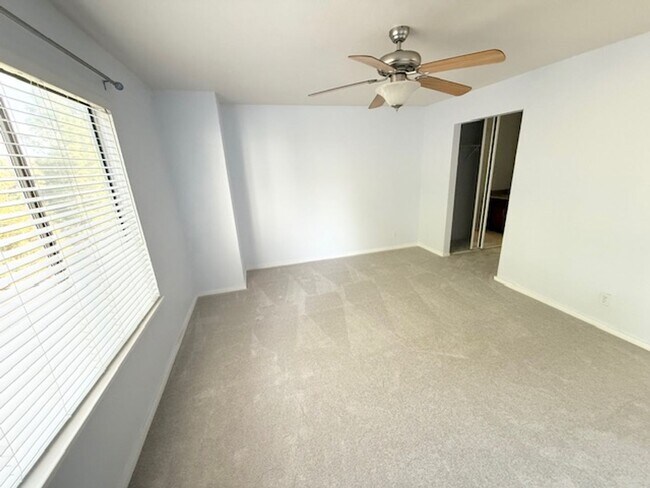 Foto del edificio - Hayward Condo 1 Bed/1 Bath Updated kitchen, lots of light and Bay views, dogs welcome