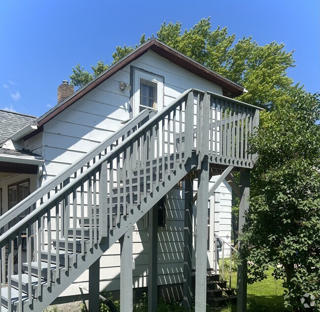 Building Photo - 829 Milwaukee St