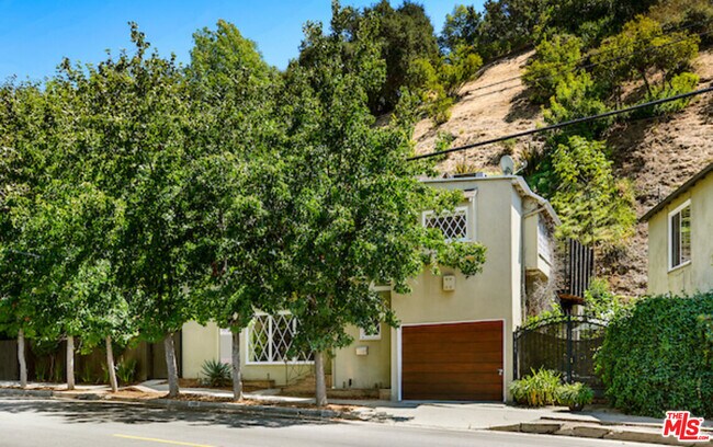 Foto del edificio - 2326 Canyon Dr