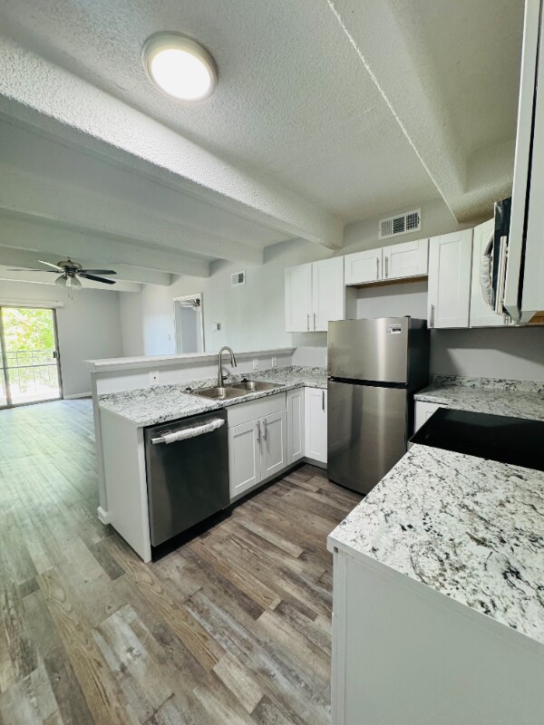 Foto principal - 6011 Melody Ln