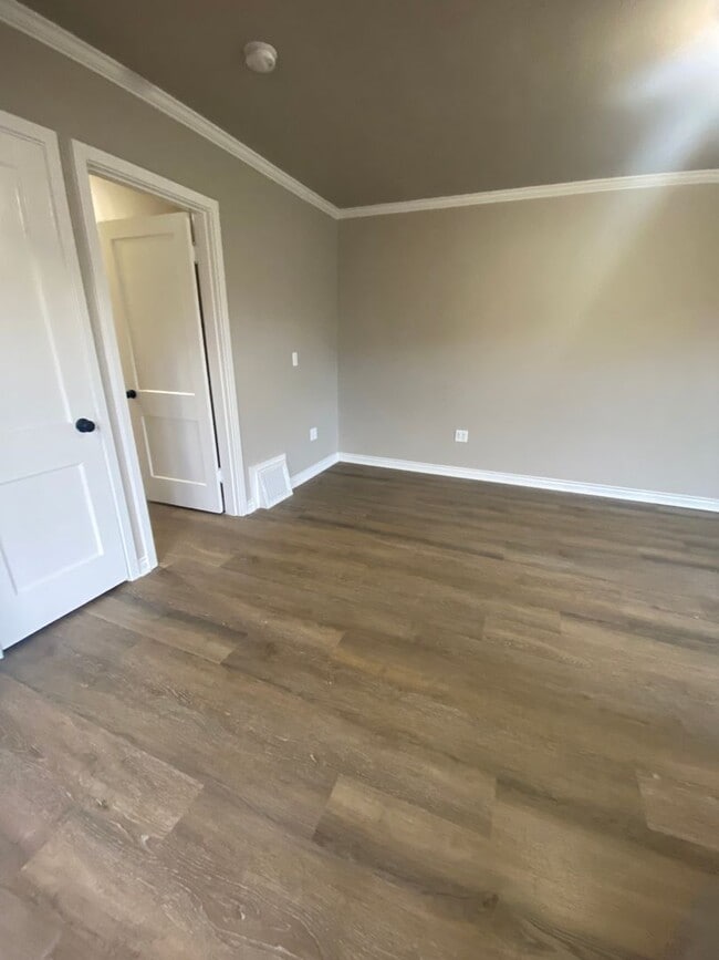 Building Photo - l914