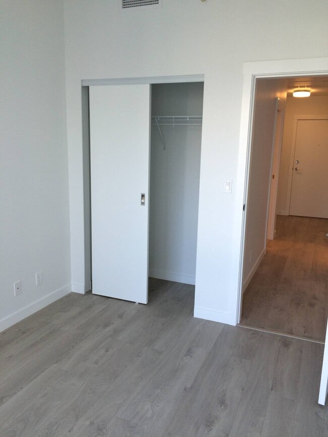 Building Photo - Centre West - 1421