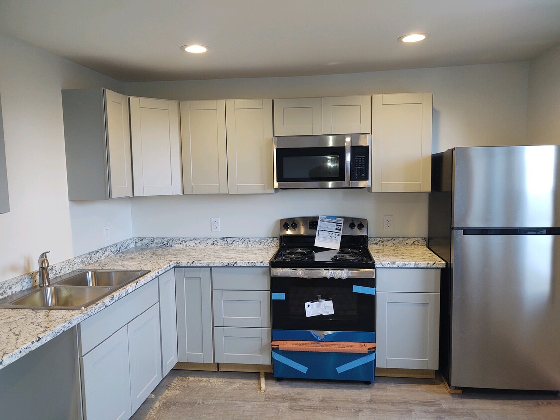 New Kitchen & Appliances - 1027 E Pine St