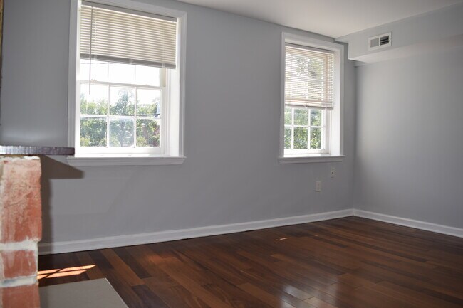 Building Photo - 546 Saint Mary St