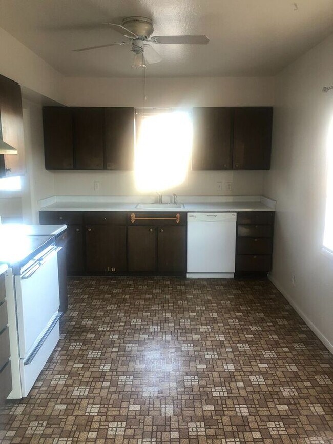 Foto del edificio - Available Now View Today!