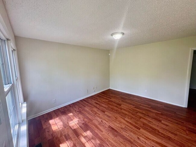 Foto del edificio - 3 Bed /2.5 Bath East Nash!
