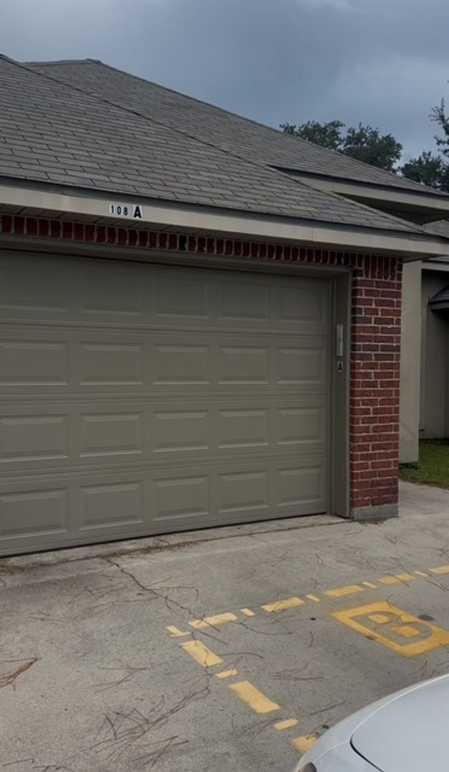 Building Photo - One Bedroom Studio Utilities included