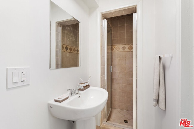 Foto del edificio - 1635 S Beverly Glen Blvd