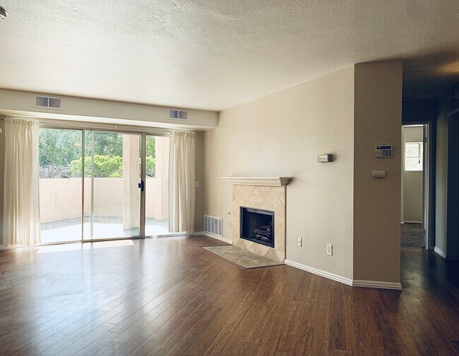 Foto del edificio - Fashion Hills 2 bedroom, 2 bath with 2 car garage!