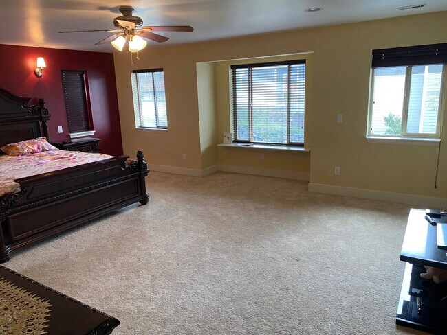 Foto del edificio - 5-Bedroom Home Located in Barkley Neighborhood