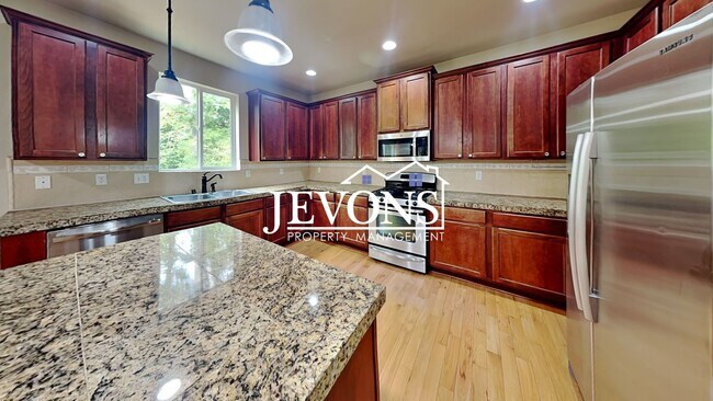 Building Photo - Spacious 5-bedroom home in a great community with 2-car garage, washer and dryer, just minutes fr...