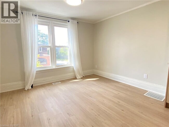 Building Photo - 32 Front St N