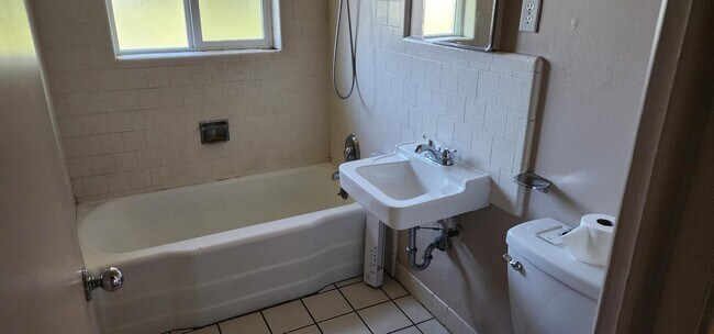 Building Photo - 858 E 1800 N