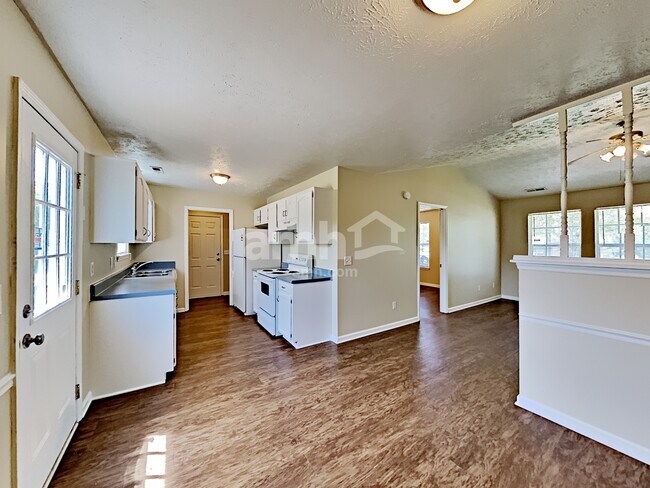 Building Photo - 605 Hollandale Rd