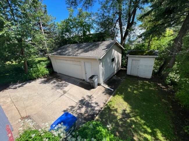 Building Photo - Duluth MN - 5 Bed - 2 Bath