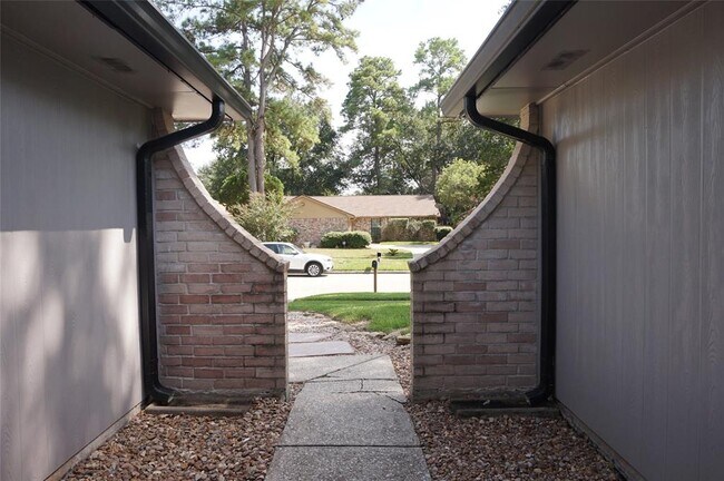 Building Photo - 5911 Bridgegate Dr