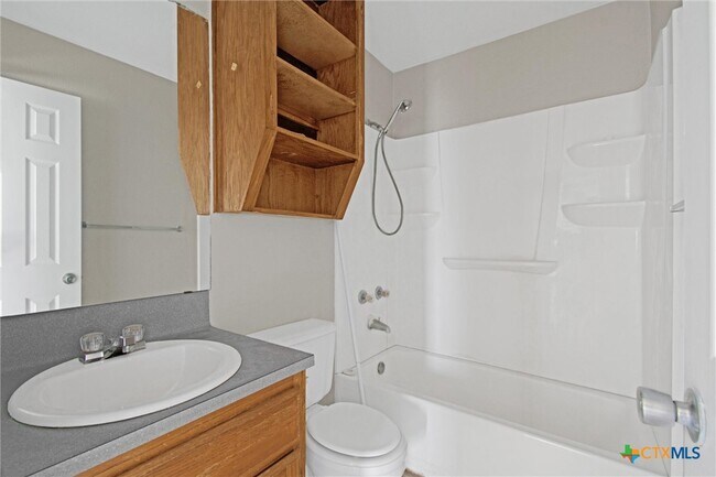 Building Photo - 907 North Dr