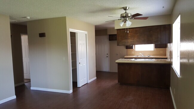 Foto del edificio - 2511 W. VICTOR CT 2 BEDROOM 1 BATHROOM  DU...
