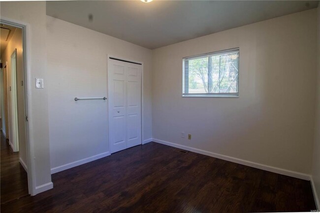 Building Photo - Freshly painted 3 bedroom 1 bathroom ranch...