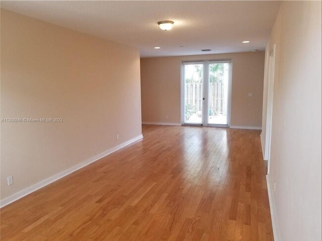 Foto del edificio - LARGE 3-bed, 3-bath townhome with 2-car ga...