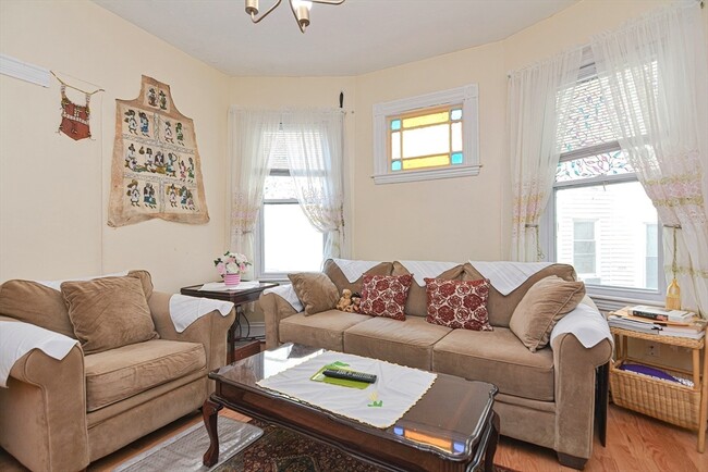 Building Photo - 47 Mozart St