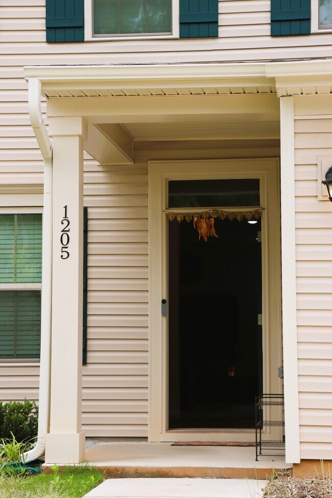 Building Photo - 1205 Edgemoore Trl