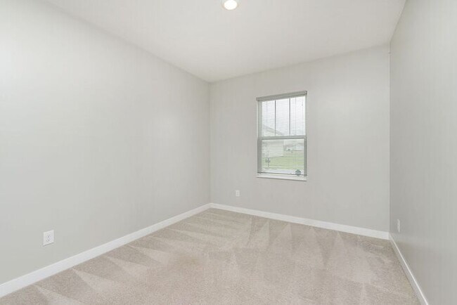 Building Photo - Newer 5 Bed 3 Full Bath in Great Avon Loca...