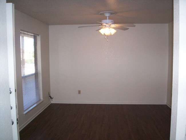 Building Photo - 2205 Botanical Dr