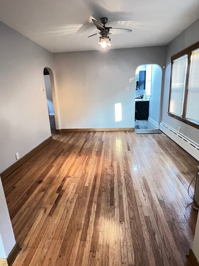Foto del edificio - 1431 N Menard Ave
