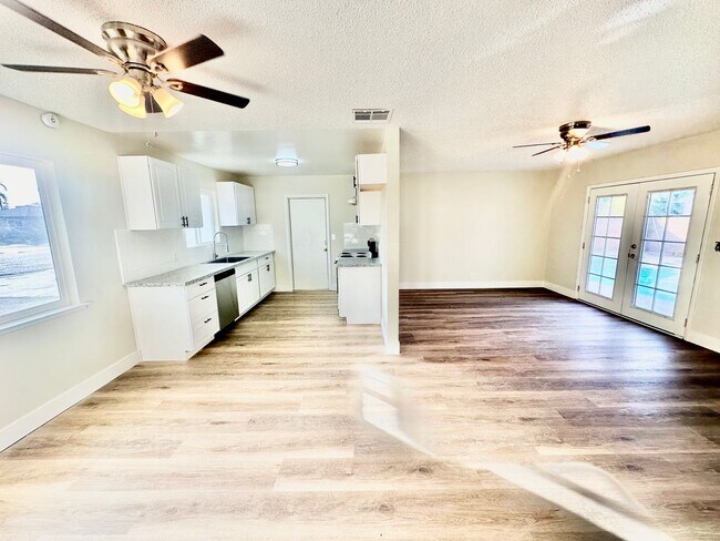 Building Photo - Fully Remodeled Kerman 3/2 with Pool