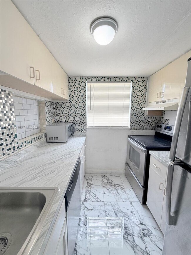 Foto del edificio - 9390 W Flagler St