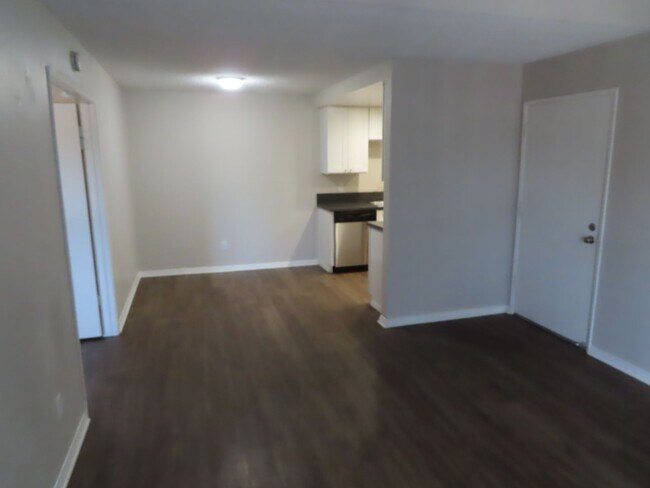 Building Photo - Renovated One Bedroom Condo in Mira Mesa with Two Parking Spaces